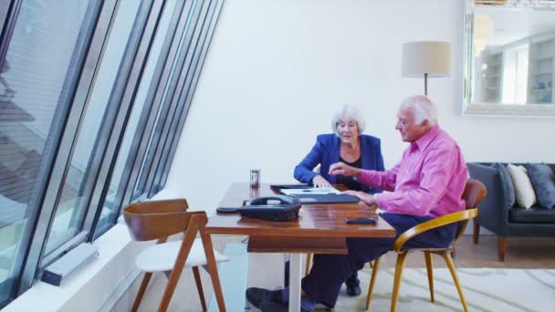 Senior couple in discussion signing contract — Stock Video