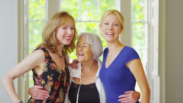 Drei Generationen schöner Frauen — Stockvideo