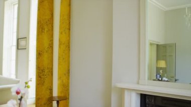 Zarif bir oturma odası.