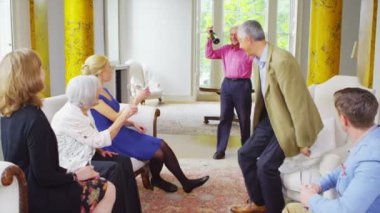 üç kuşak ailenin şampanya içmek