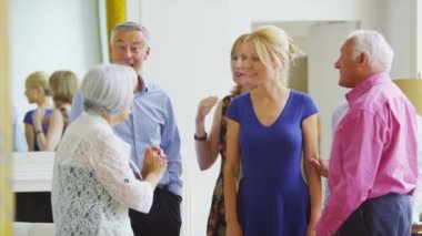 evde sosyalleşme ve aile konuşuyor.