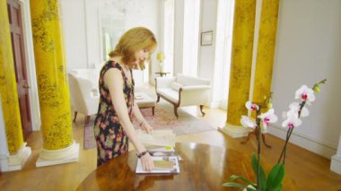 Olgun kadın zarif ev okuyun