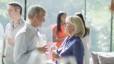 Olgun çift sosyal etkinlikte şarap içme