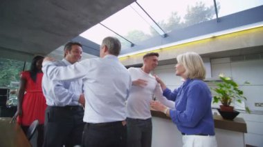 aile & arkadaşlar birbirlerini mutfakta selamlıyorum