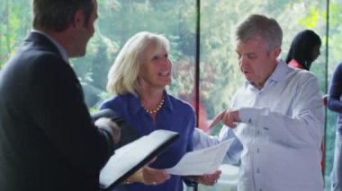 Olgun çift lüks ev Aracısı tarafından gösteriliyor