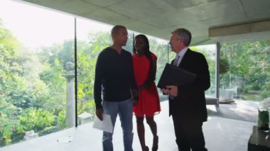 Aracısı tarafından modern gösteriliyor Home Çift