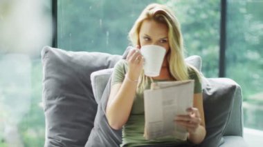 kadın gazete ve kahve