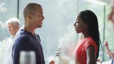 Genç çift partide birlikte