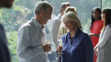 Şarap içen olgun bir çift.