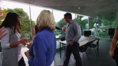 bir grup insan çağdaş ev içinde sosyalleşme