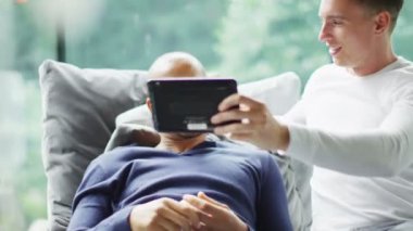 gay çift resim için poz vermek.