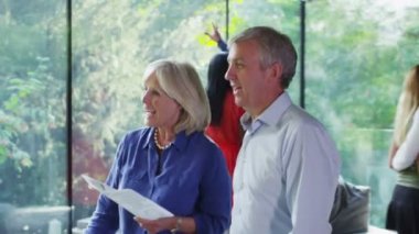 Olgun çift lüks ev Aracısı tarafından gösteriliyor