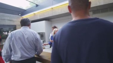 aile & arkadaşlar birbirlerini mutfakta selamlıyorum