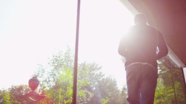 görünümü dışında adam alır bakmak