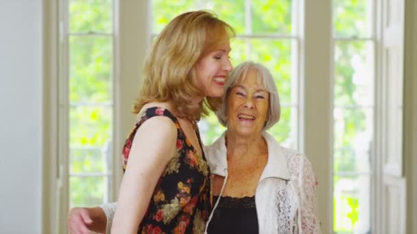 Sonrientes madre e hija juntas — Vídeo de stock