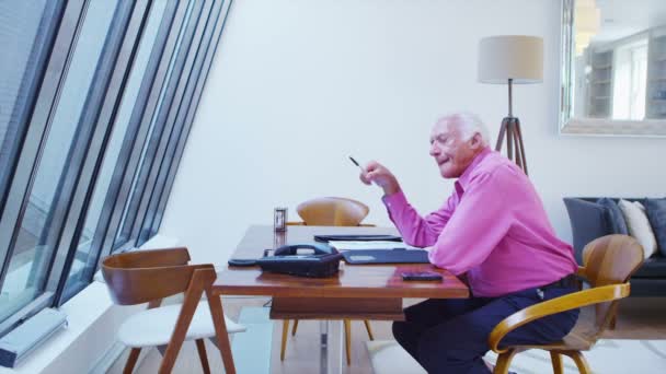 Gentleman senior travaillant dans le bureau à domicile — Video