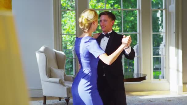 Pasangan muda di malam hari memakai menari — Stok Video