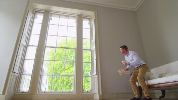 Junger Mann steht auf, schaut aus dem Fenster — Stockvideo