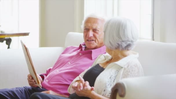 Старшая пара отдыхает в элегантном доме — стоковое видео