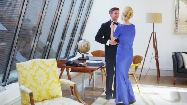 Young couple in evening wear — Stock Video