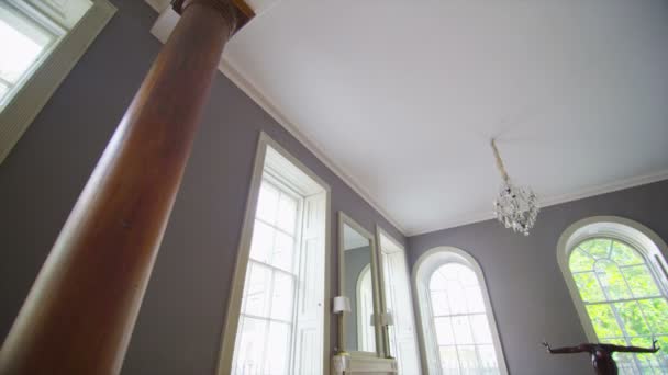 Elegante Wohnung mit großen Fenstern — Stockvideo