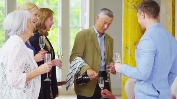 Три поколения семьи пьют шампанское — стоковое видео