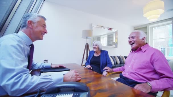 Senior koppel in discussie met financieel adviseur. — Stockvideo