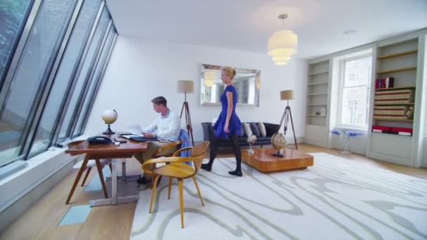 Geschäftsmann arbeitet im stylischen Home Office — Stockvideo
