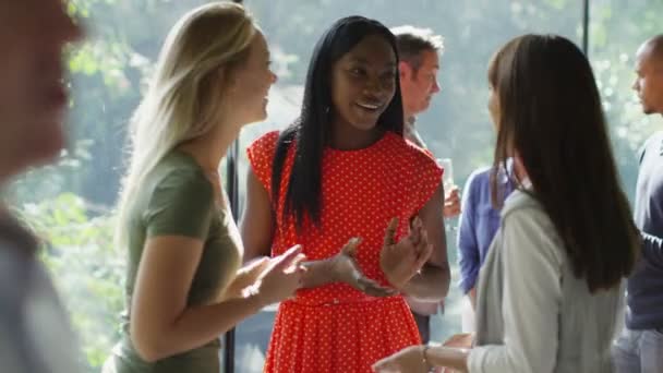 Mujeres amigas charlando en un evento social — Vídeos de Stock