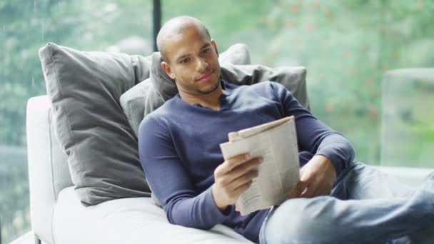 Άνθρωπος μόνος διαβάζοντας εφημερίδα — Αρχείο Βίντεο