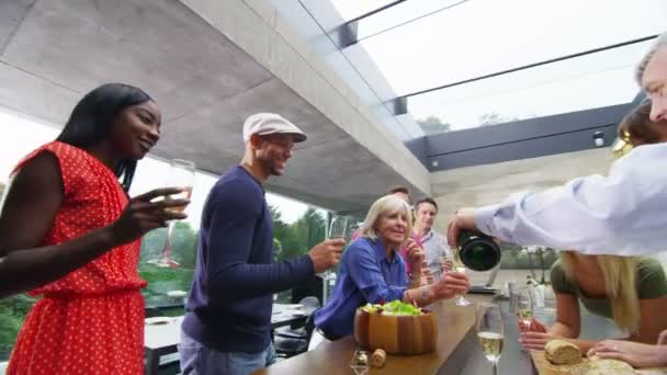 Family & friends drinking champagne in kitchen — Stock Video