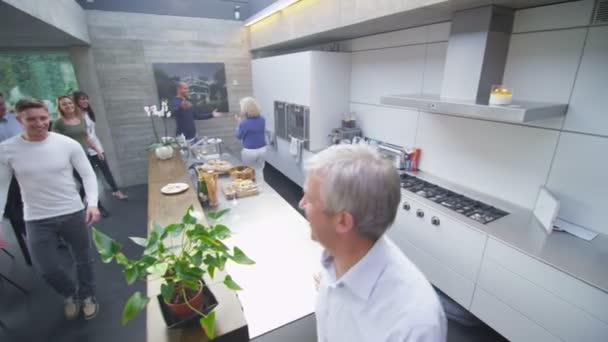 Familia y amigos se saludan en la cocina — Vídeos de Stock