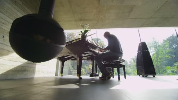 Homem toca piano sozinho — Vídeo de Stock