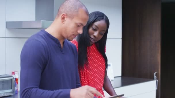 Casal preparando refeição e seguinte receita em comprimido — Vídeo de Stock