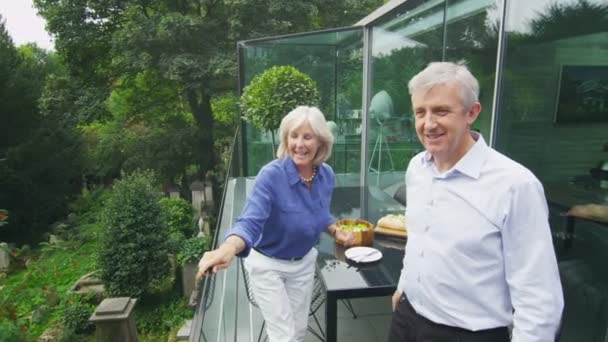 Pareja disfrutando de la comida al aire libre — Vídeo de stock