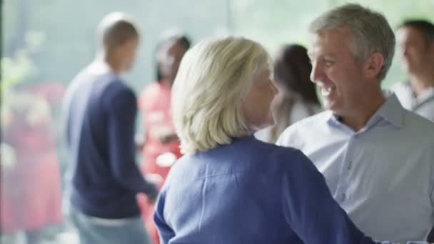 Oudere paar dansen samen op feestje — Stockvideo