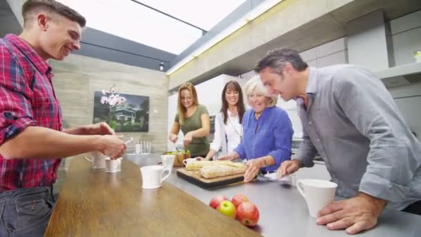 Familia y amigos preparando la comida — Vídeos de Stock