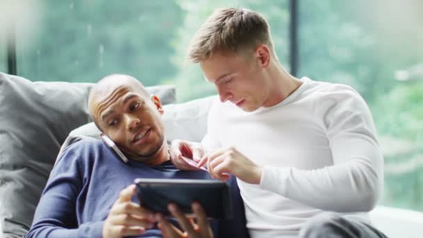 Jonge homo winkelen op internet thuis — Stockvideo