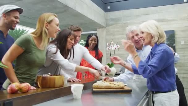 Família e amigos compartilhando pão recém-assado — Vídeo de Stock