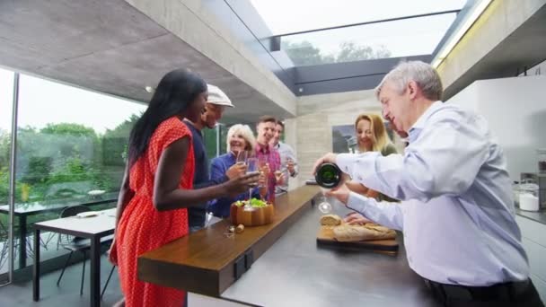 Familie & Freunde trinken Champagner in der Küche — Stockvideo