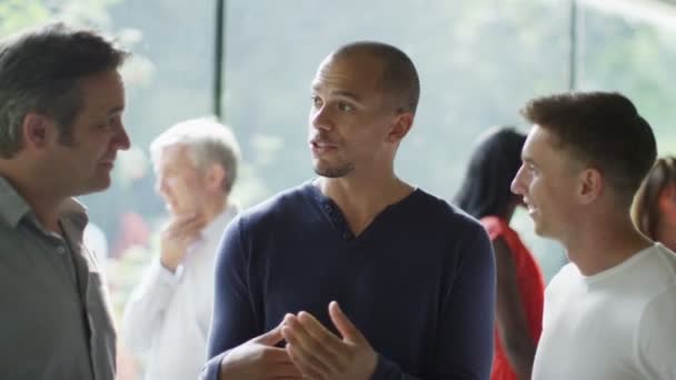 Amigos conversando juntos na reunião social — Vídeo de Stock