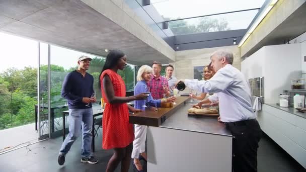 Família e amigos bebendo champanhe na cozinha — Vídeo de Stock