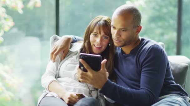 Casal de compras na Internet — Vídeo de Stock