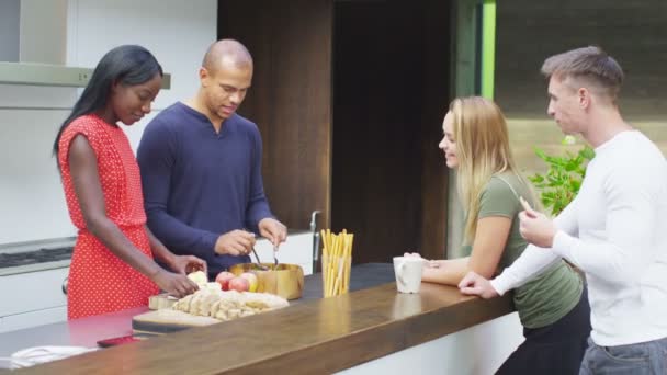 Casal preparando refeição fresca para amigos — Vídeo de Stock