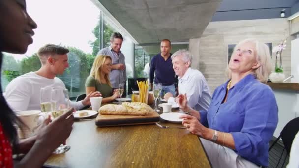 Família e amigos comendo e bebendo vinho — Vídeo de Stock