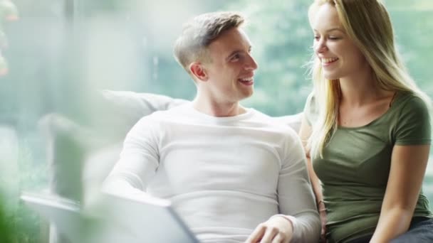 Couple with laptop relaxing at home — Stock Video