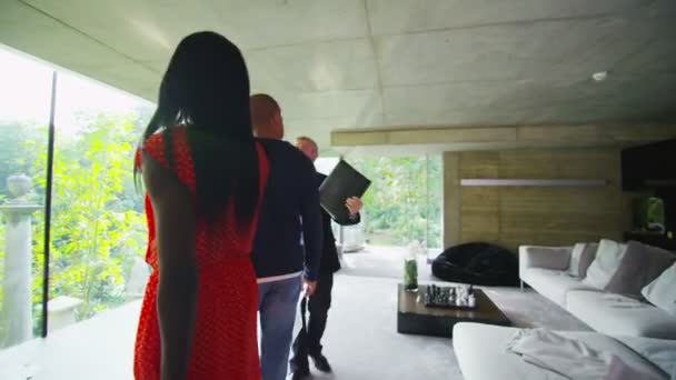 Couple montré maison moderne par l'agent 