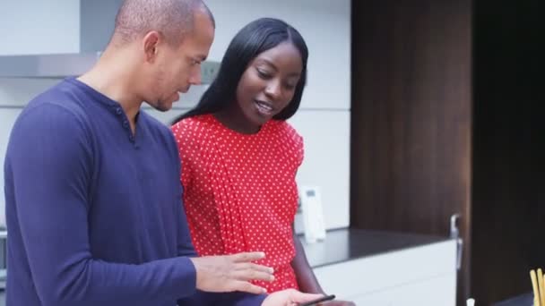 Casal preparando refeição e seguinte receita em comprimido — Vídeo de Stock