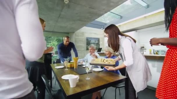 Família e amigos se sentam para comer a refeição — Vídeo de Stock