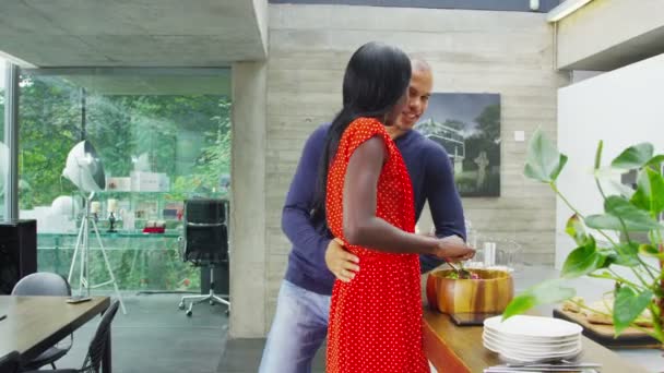 Hombre felicitado con abrazo de su novia — Vídeos de Stock